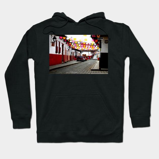 Rue pavée de Patzcuaro, Mexique Hoodie by franck380